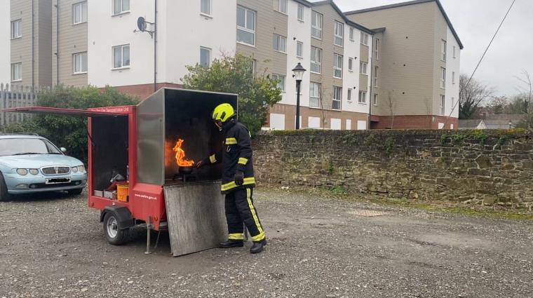 Firefighter demonstrates chip oil pan fire 